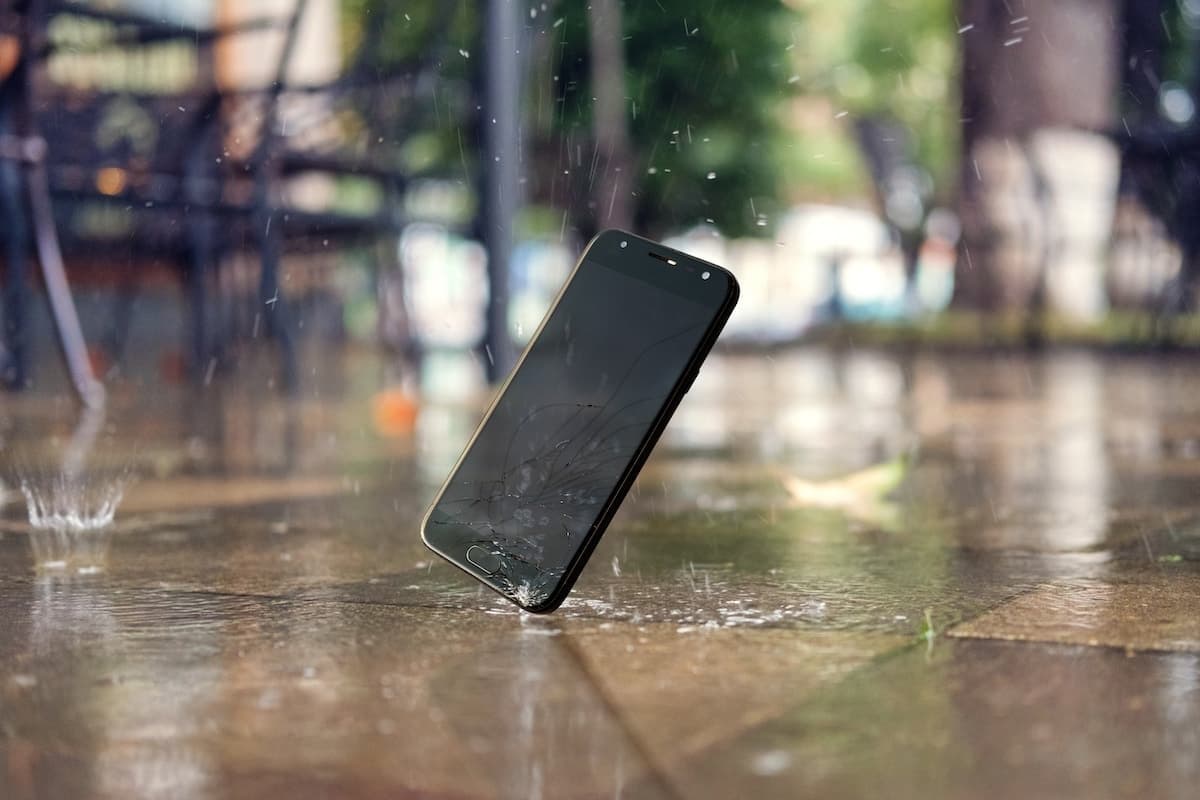 Smartphone,Falling,And,Crashing,On,Wet,Ground,In,The,City